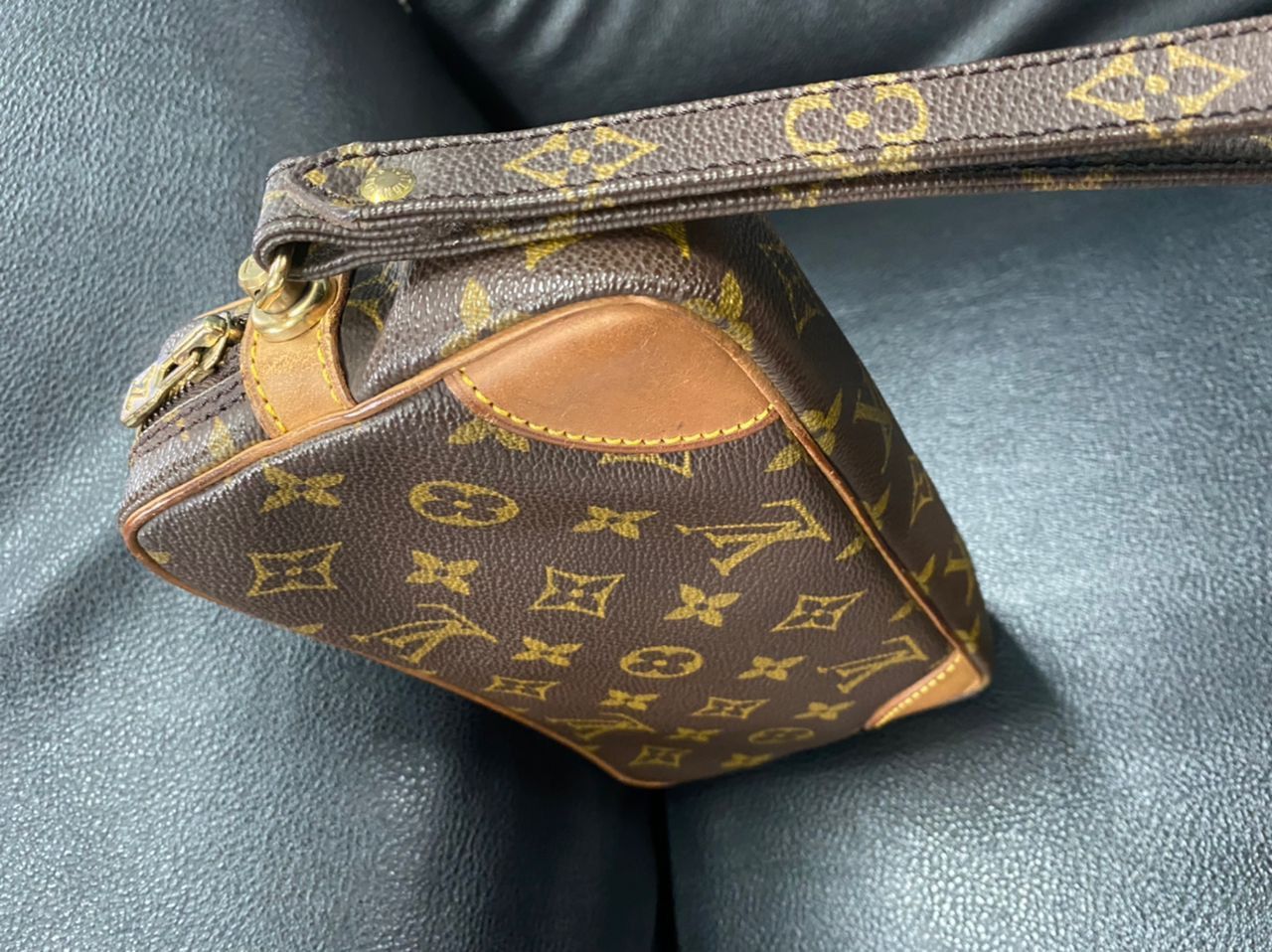 Authentic LOUIS VUITTON Mrlyn Dragon Clucth Bag - 22