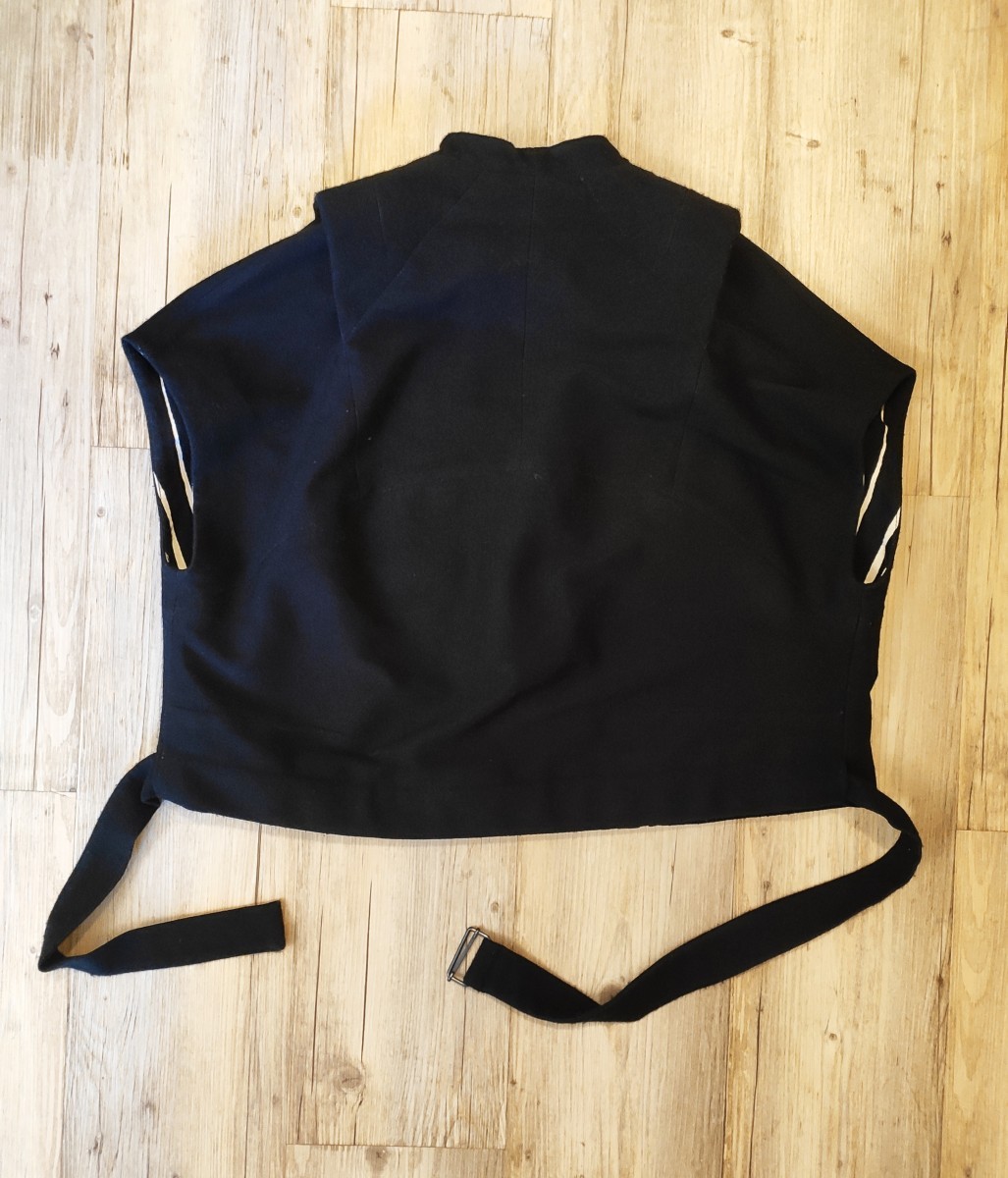 Belted slevelesss coat/vest - 3