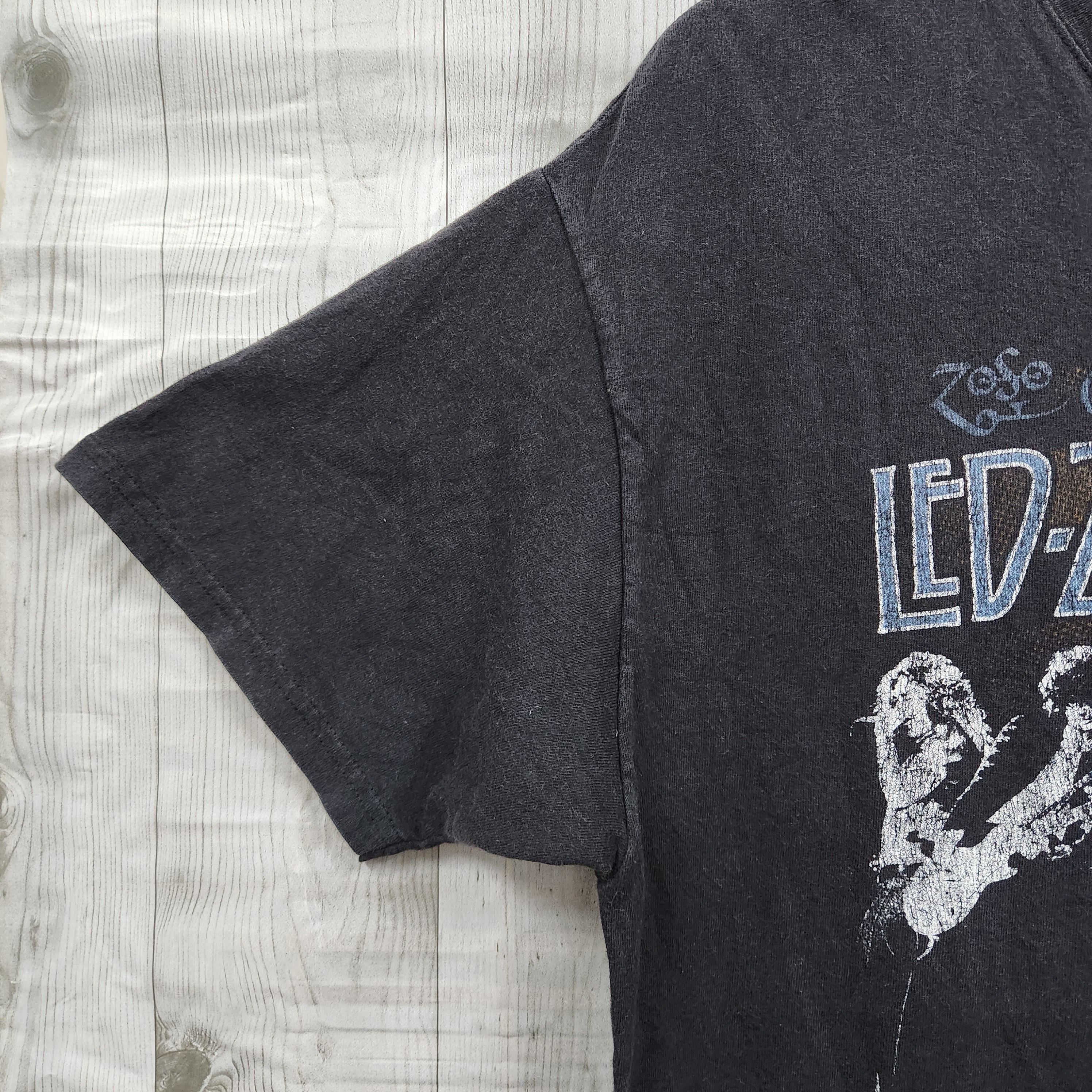 Vintage Y2K Led-Zeppelin Live In Concert 1975 - 7