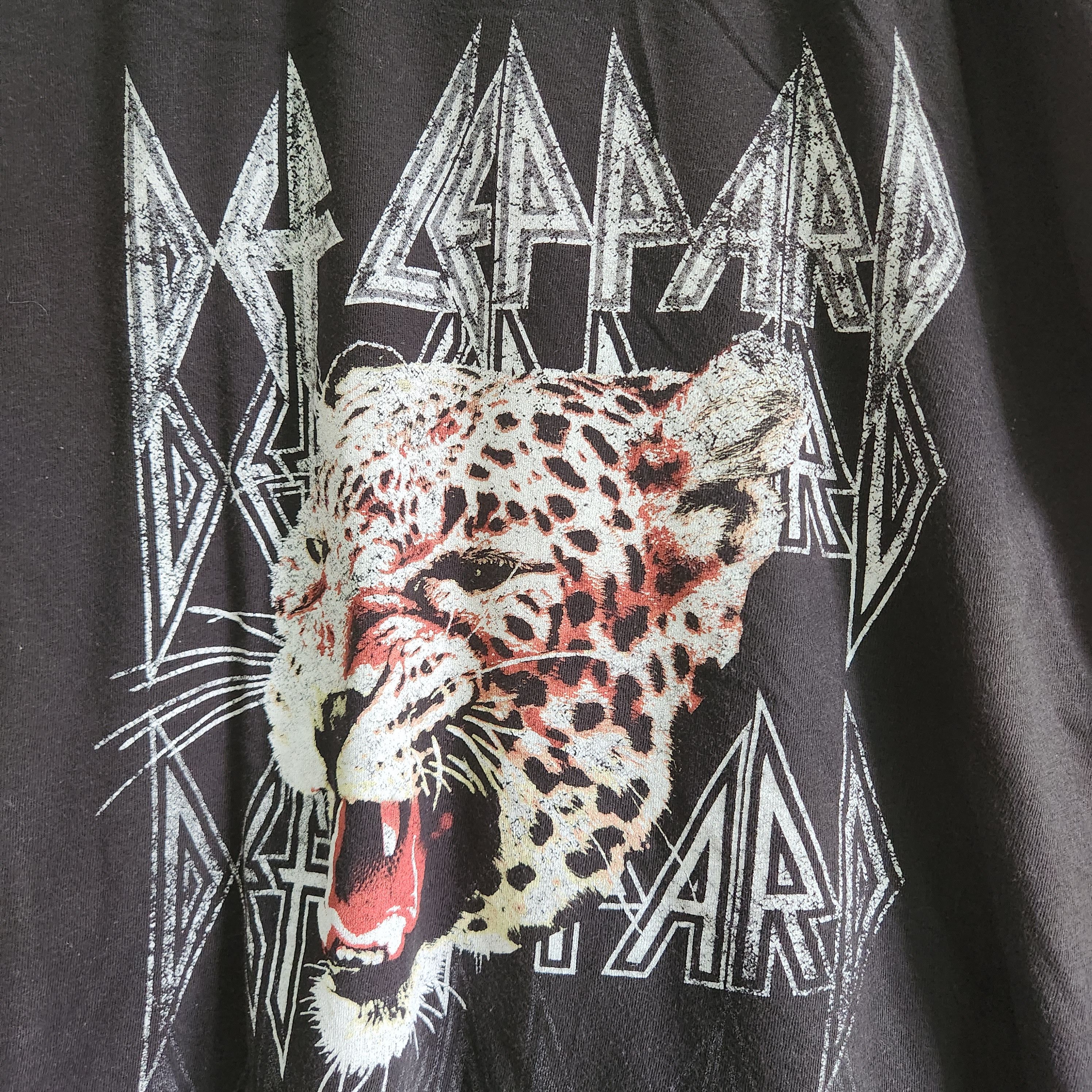 Band Tees - Distressed Def Leppard Tiger Printed Rock TShirt - 12