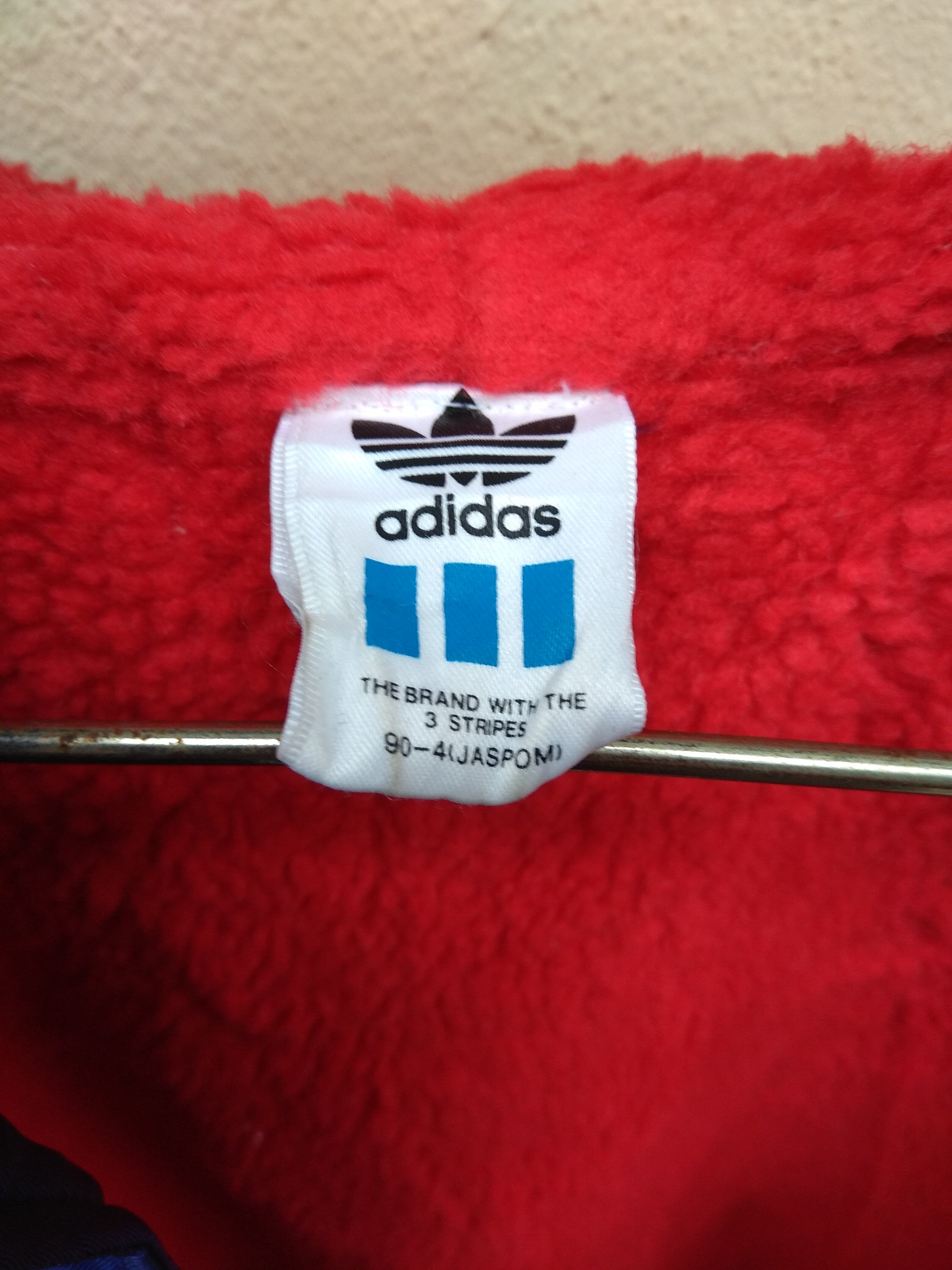 the brand with three stripes Adidas knee length big logo. - 4
