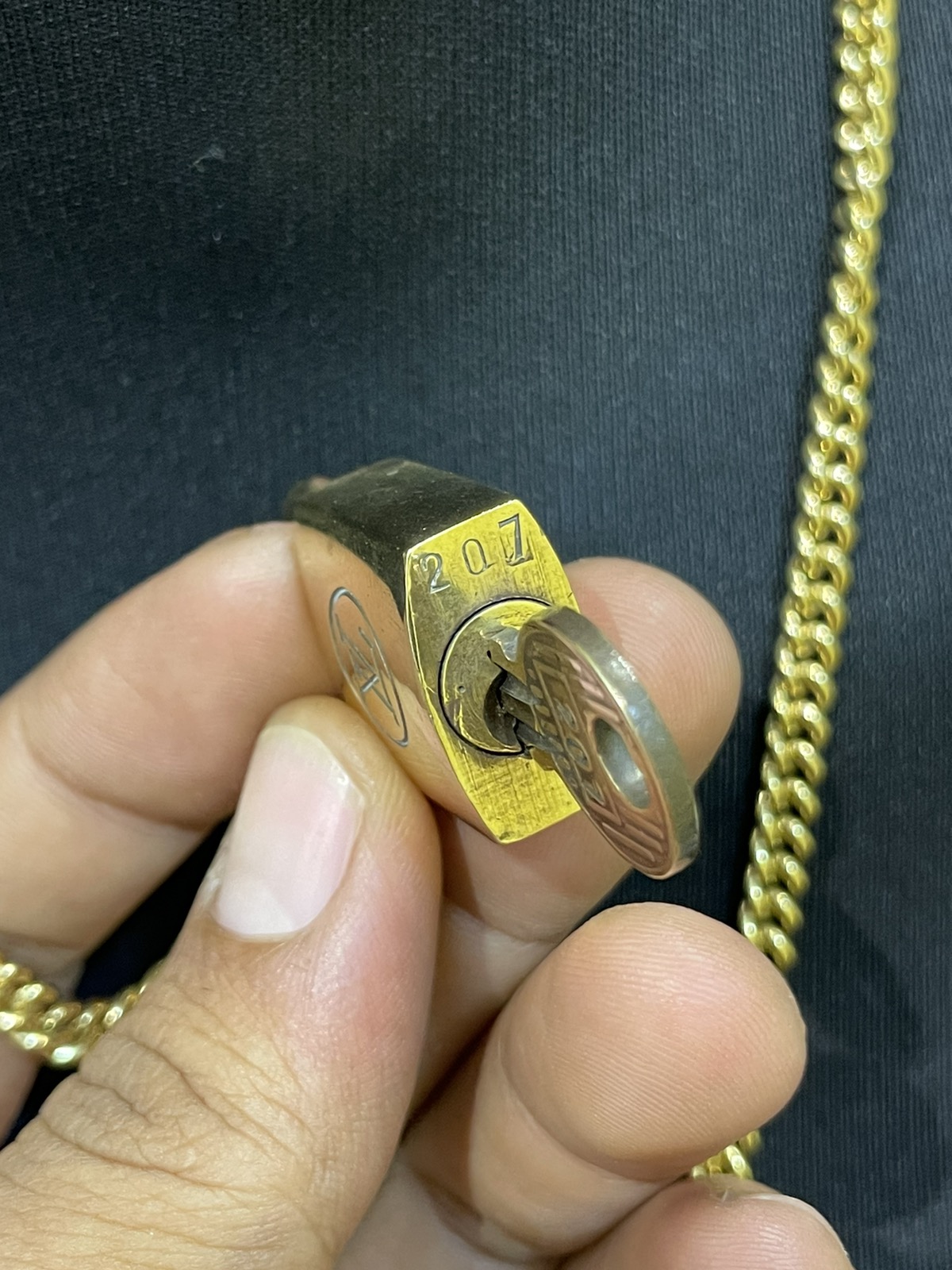 Louis Vuitton vintage padlock/ key / chain gold - 5