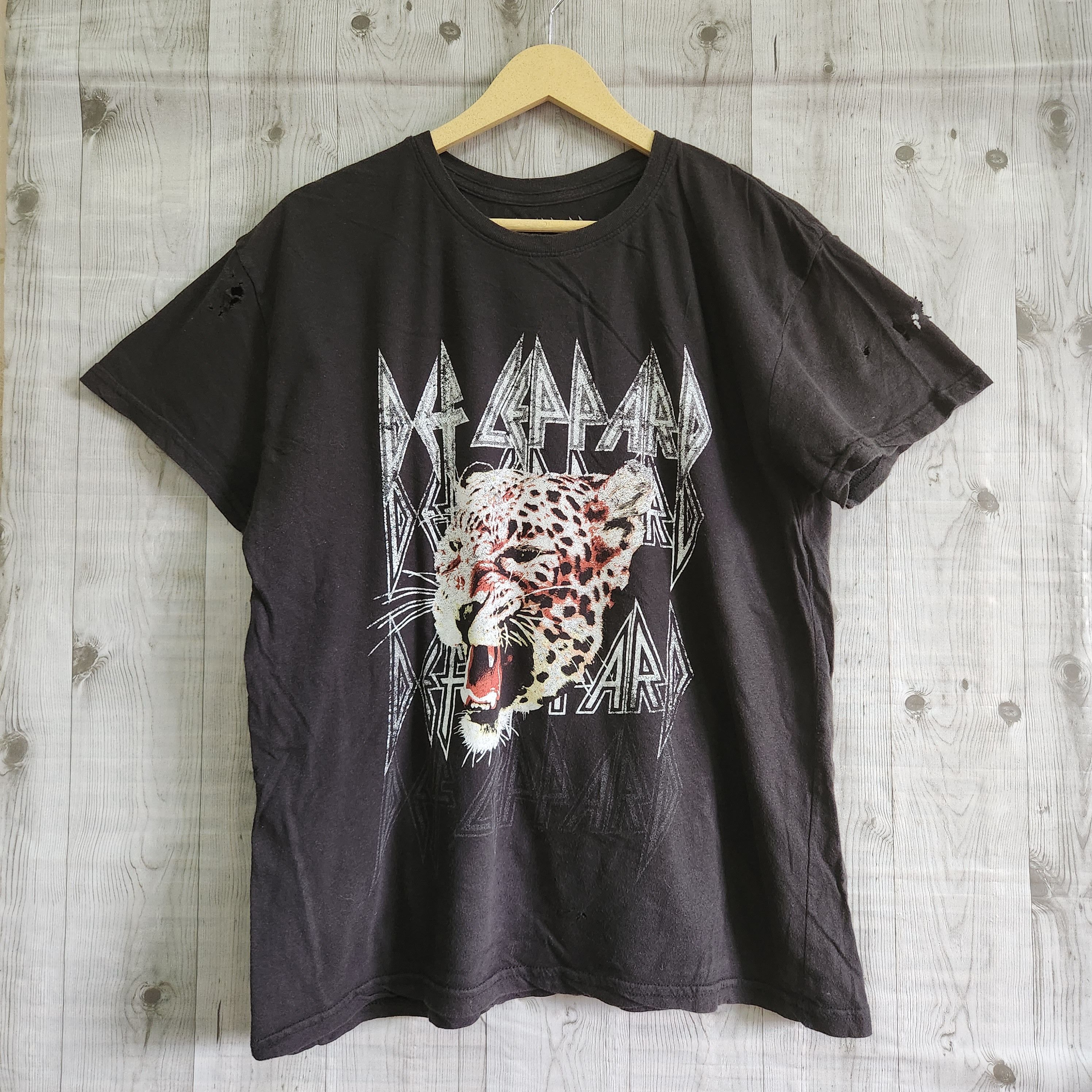 Band Tees - Distressed Def Leppard Tiger Printed Rock TShirt - 1