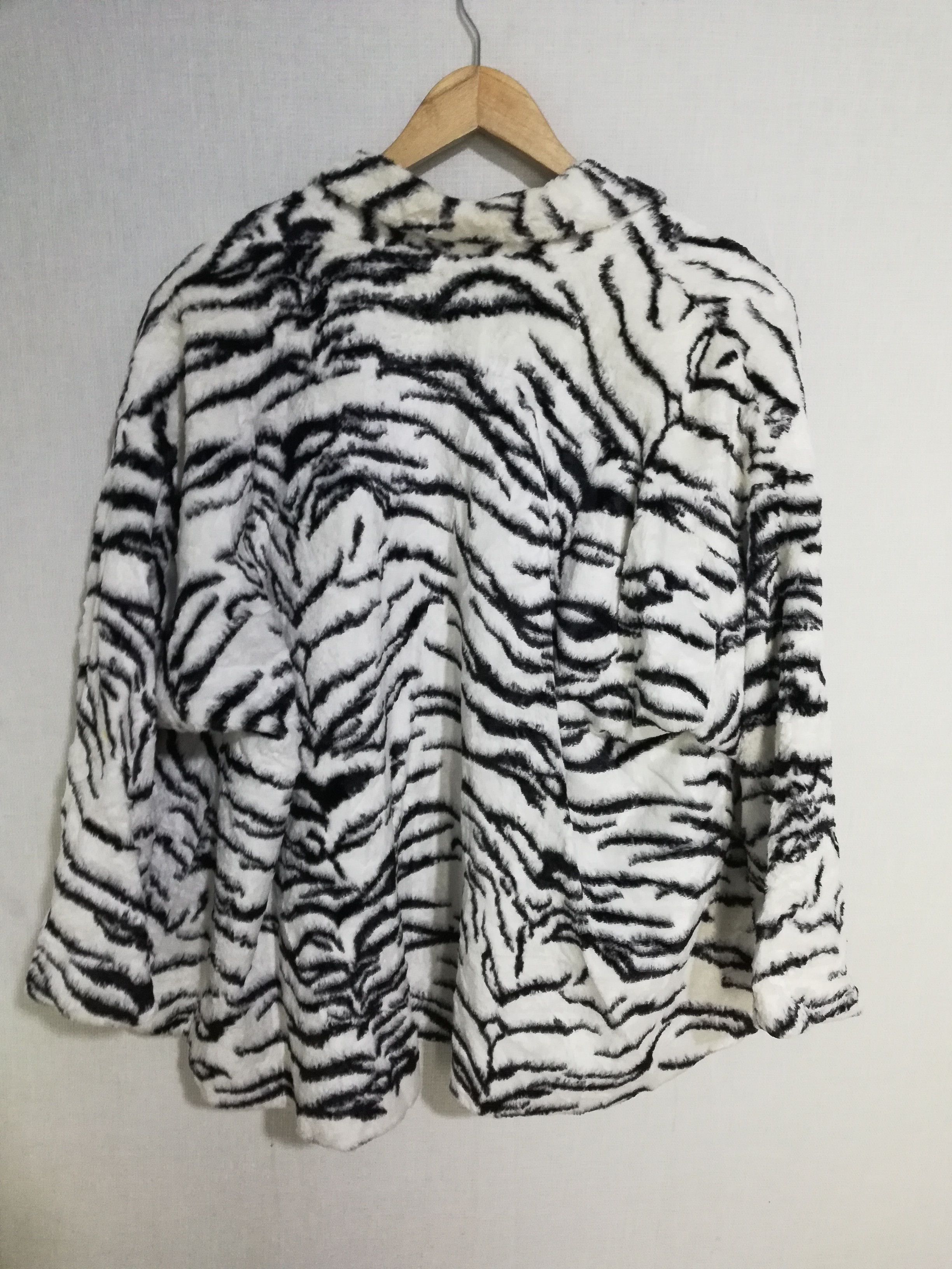 Italian Designers - norma kamali itaian designer faux jacket zebra design - 4