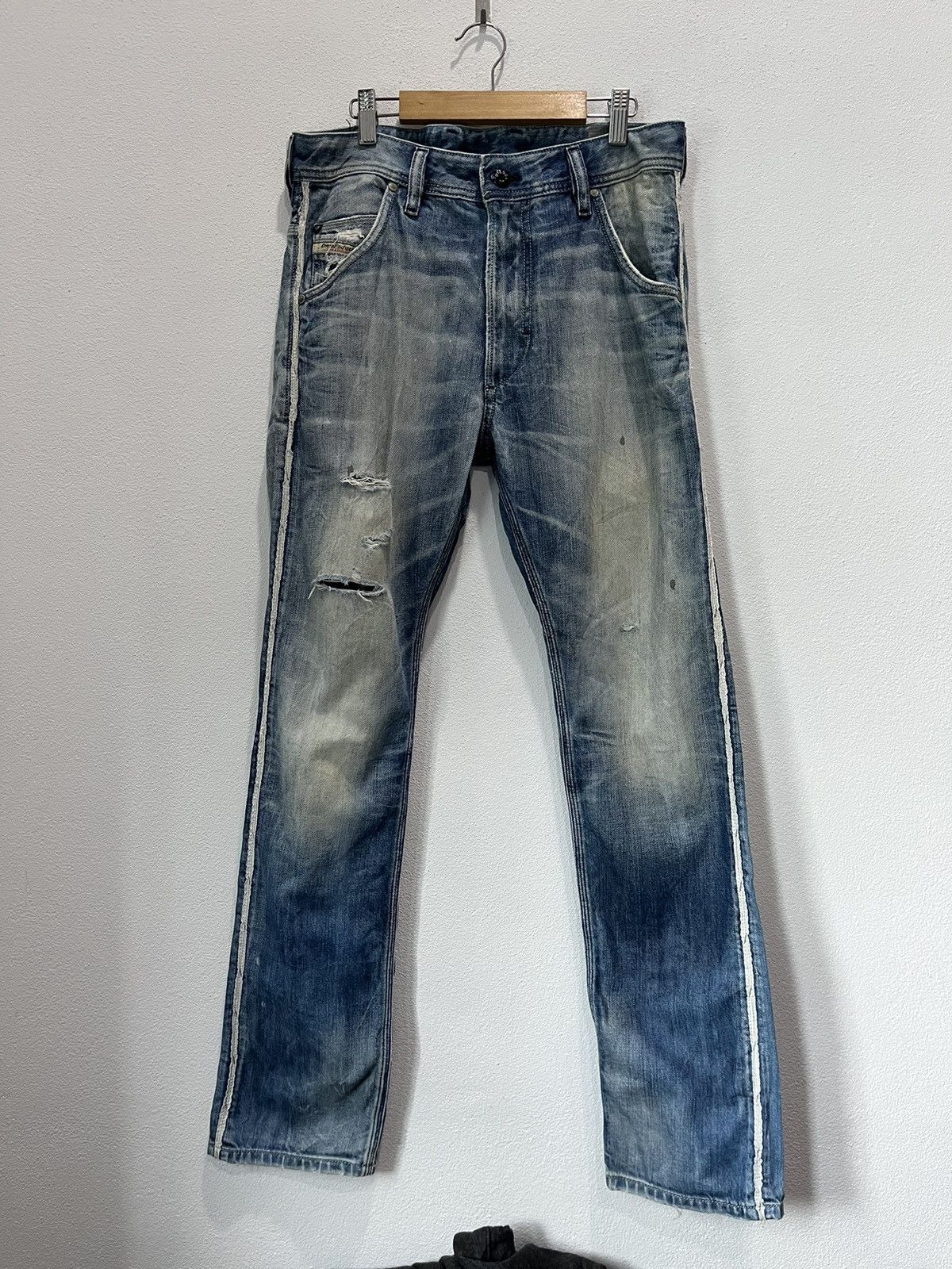 Diesel offers blue eyecons jeans