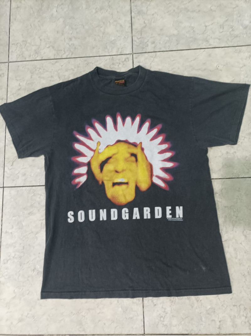 Bandtees 
SOUNDGARDEN "BLACK HOLE SUN"
SIZE: L (55x74) ©1994
TAG: Brockum
Condition Black faded - 1