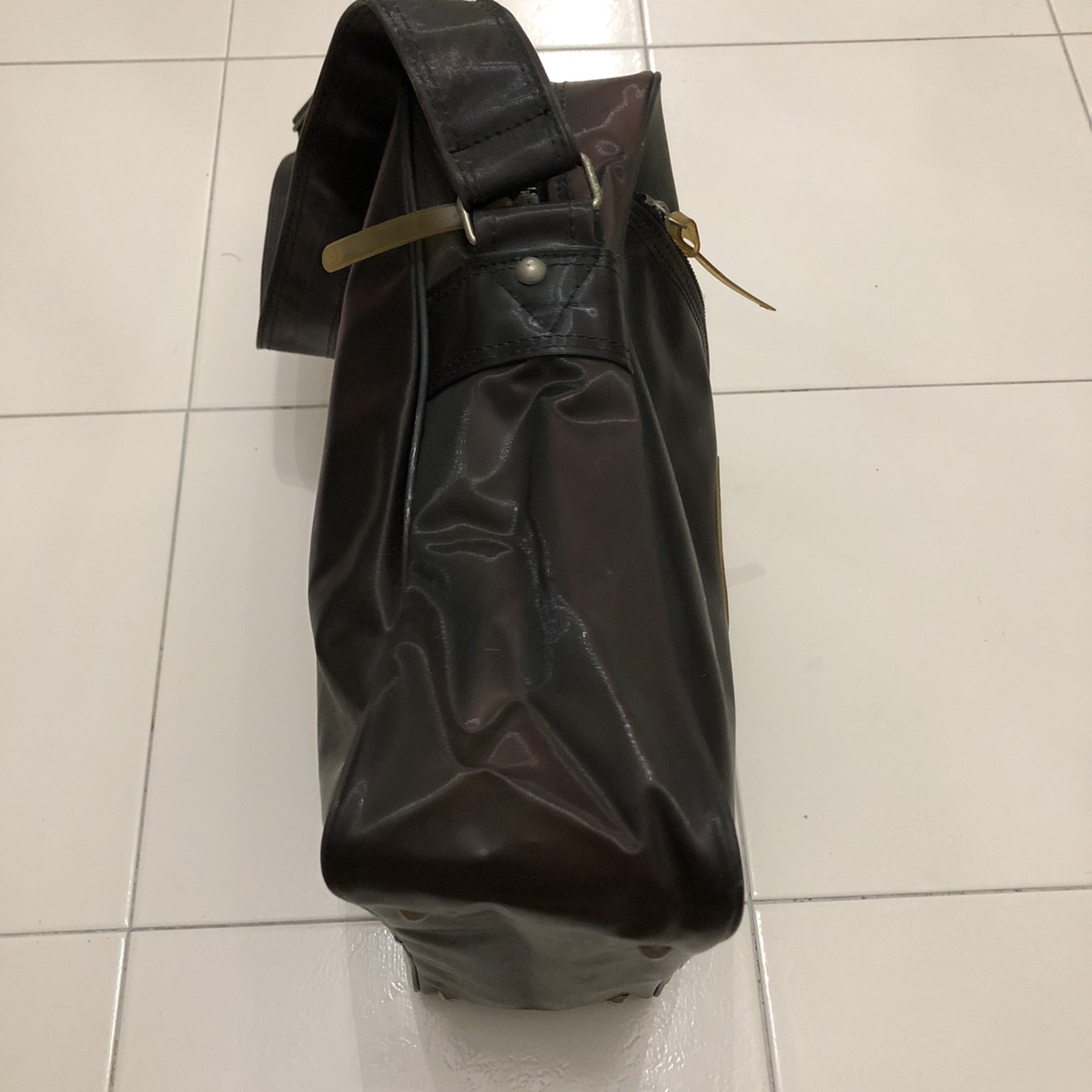 JPG Vinly sling bag - 6