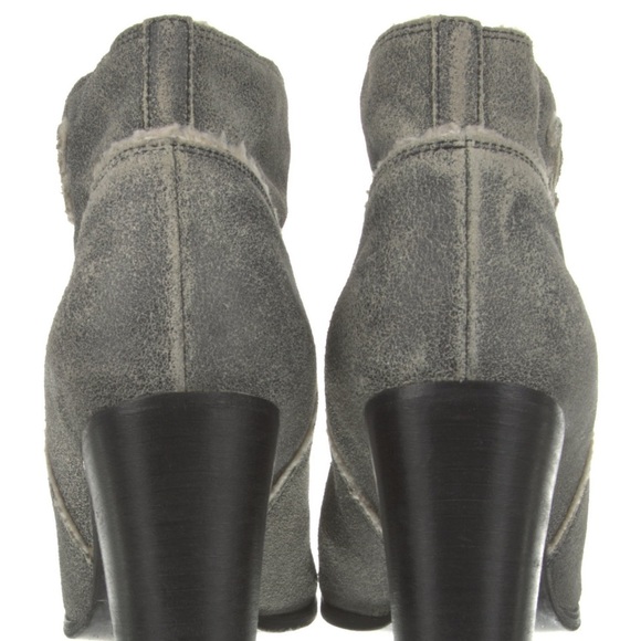 CHANEL interlocking CC shearling lined boots - 3