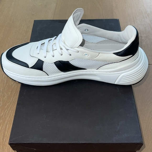 EUC - BOTTEGA VENETA Black & White
Men's Speedster Leather Sneakers Sz 44 - 4