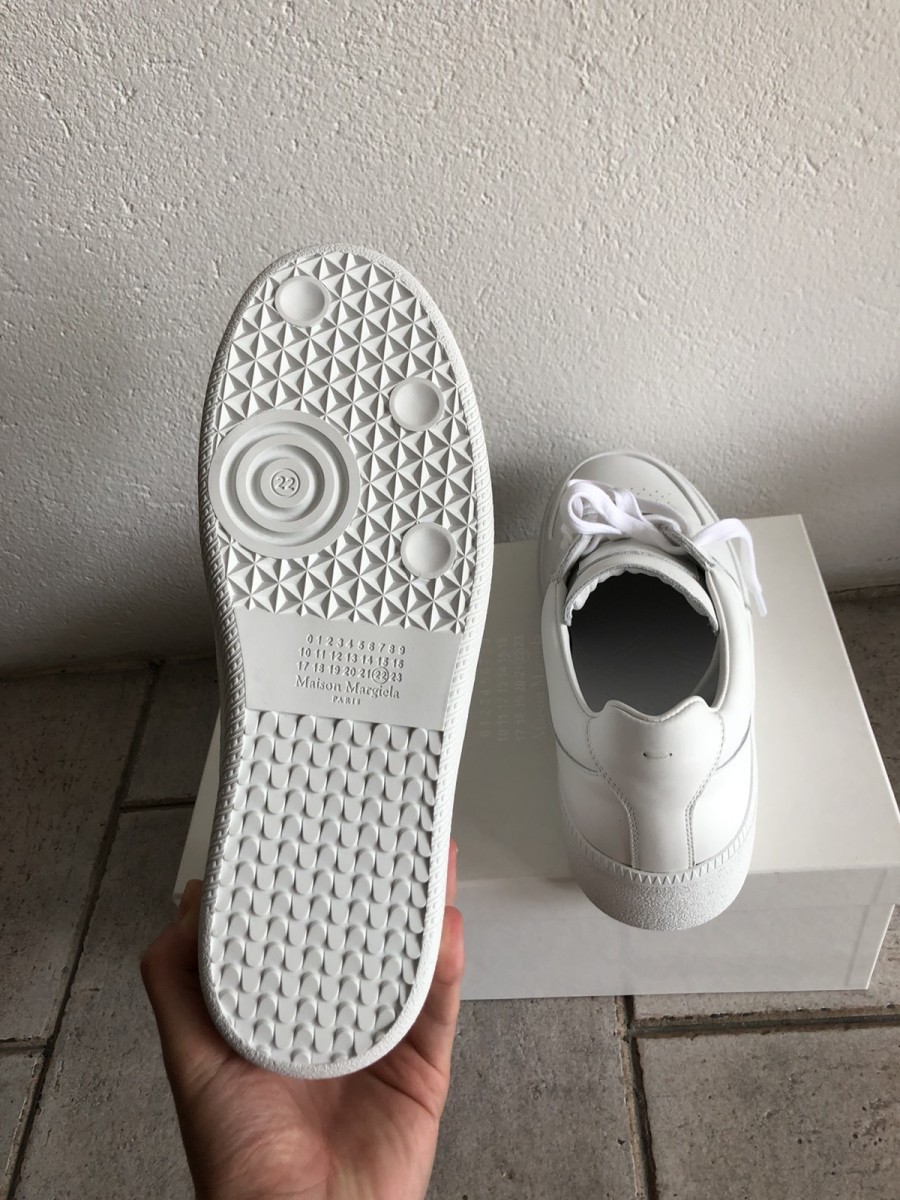 Low-Top White Sneaker - 6