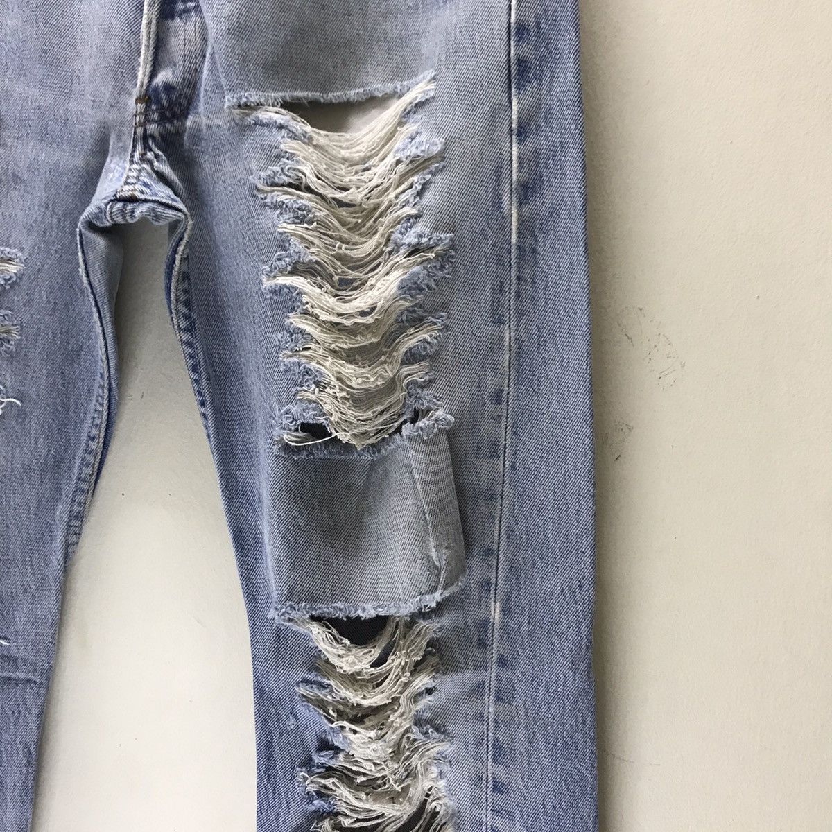 Vintage 90s Levis 501xx Distressed Denim Lightwash Cobain - 7