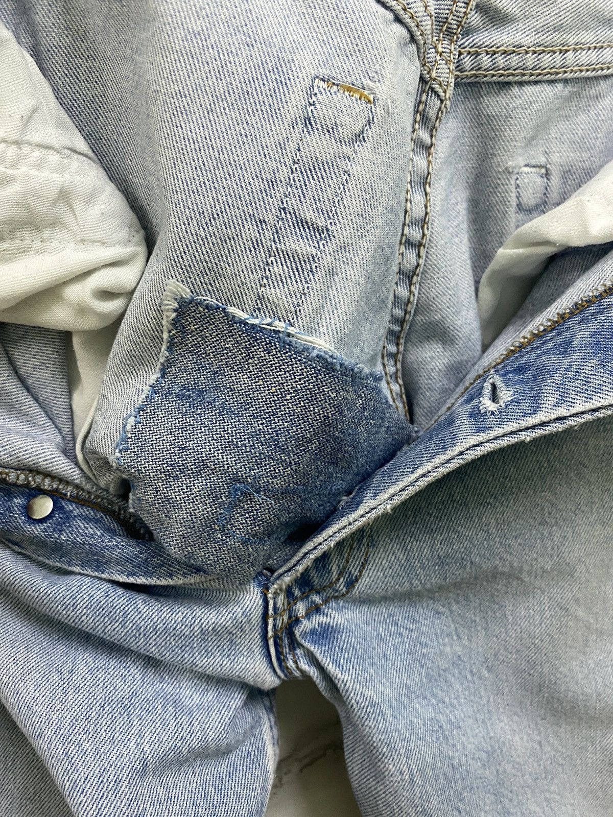 Vintage 90s Levis 501 Light Wash Distressed DenimJeans - 15