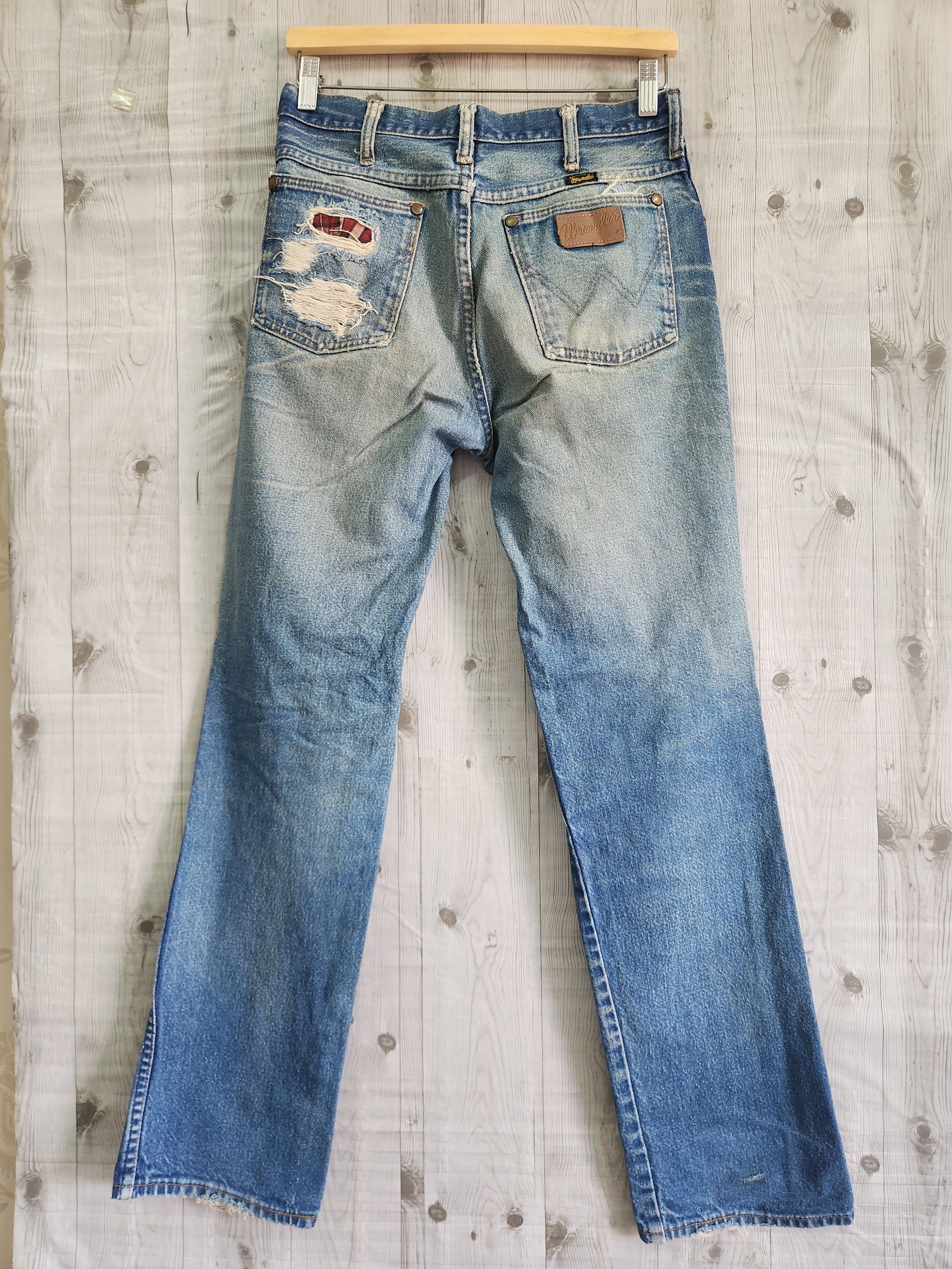 Distressed Denim Wrangler Straight Cut - 21