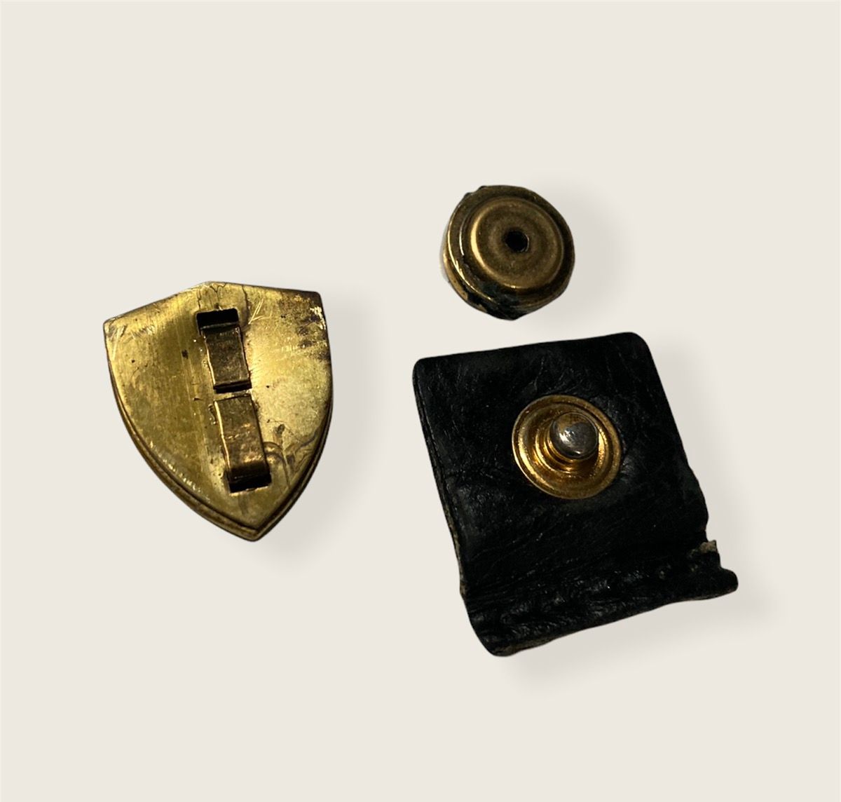 Gucci Crest Pin Emblem and Button Accessories - 4