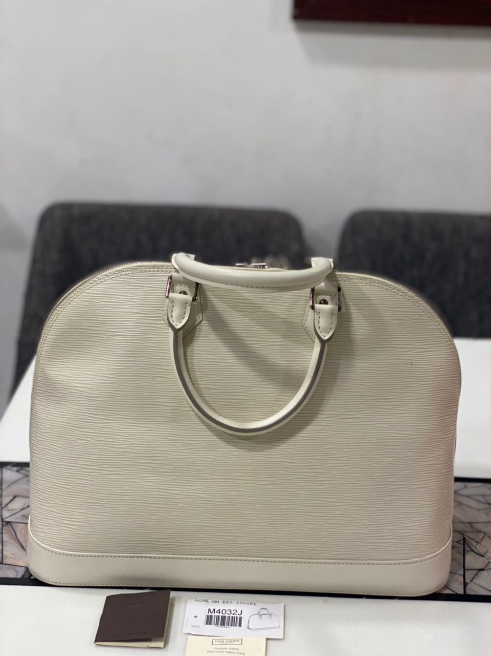 Authentic LOUIS VUITTON Alma MM Epi - 7