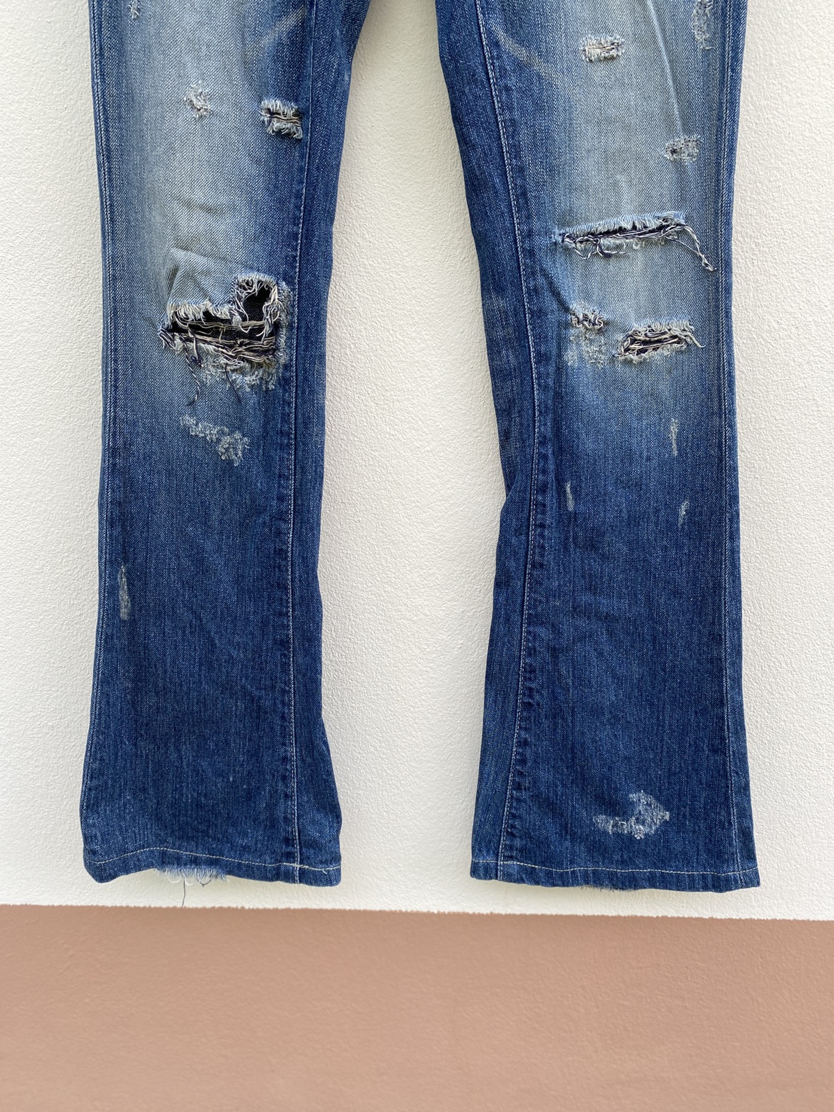 Vanquish - VANQUISH Distressed Painter Bootcuts Jeans - 4