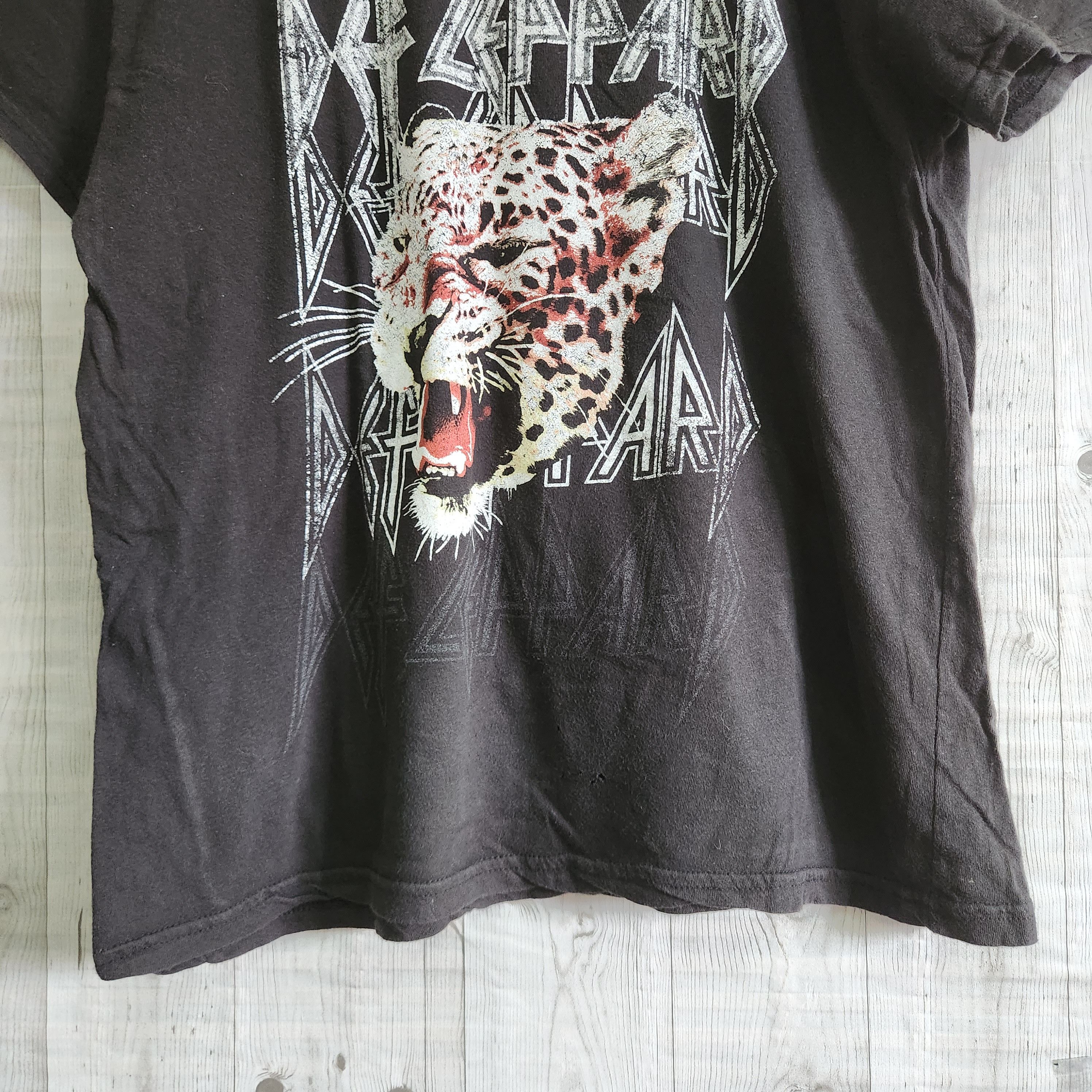 Band Tees - Distressed Def Leppard Tiger Printed Rock TShirt - 13