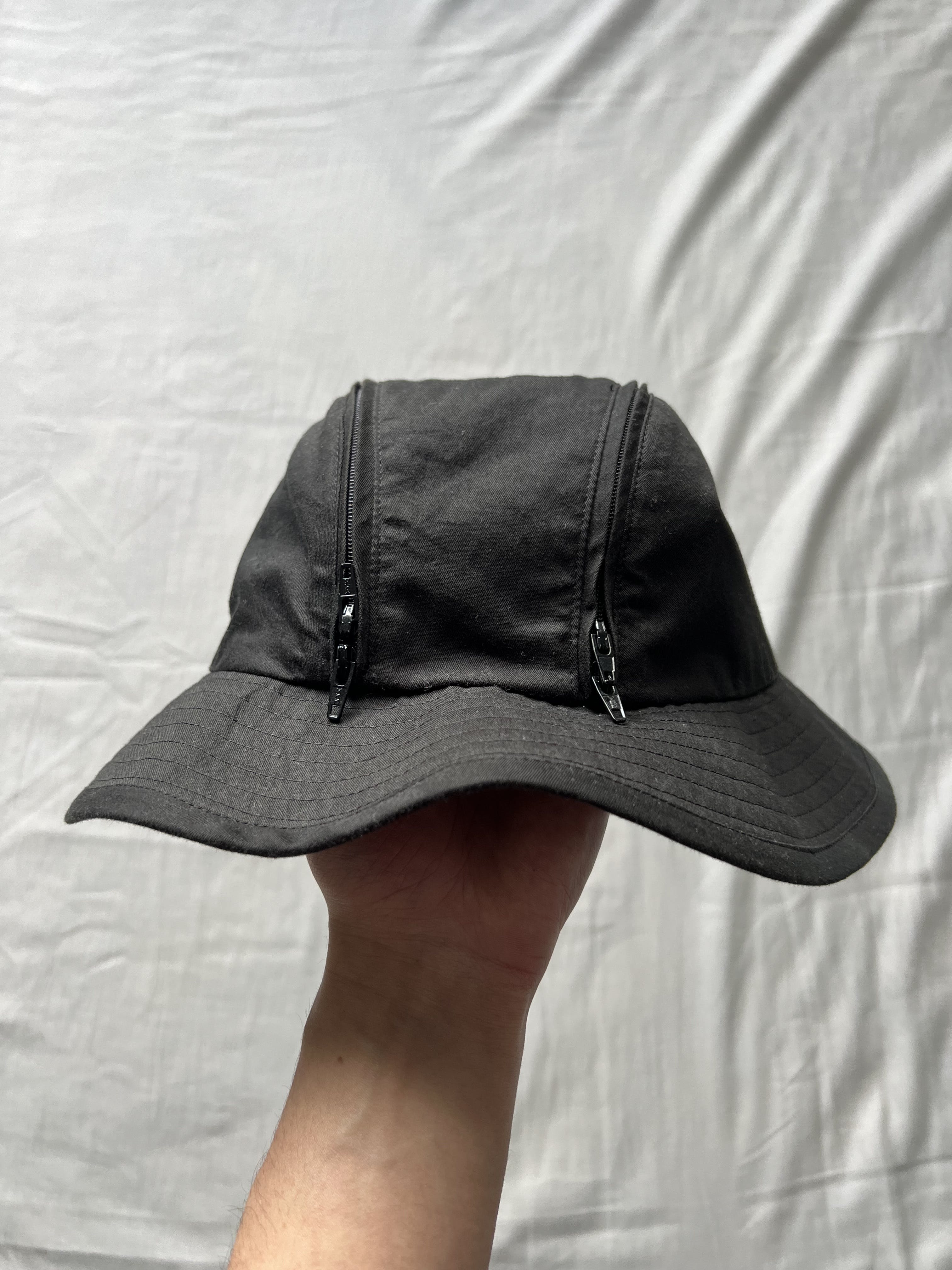 Bucket hat with zipper