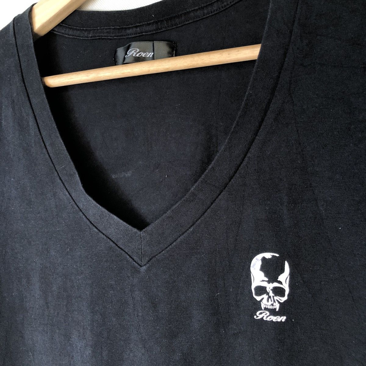 Roen Mastermind Skull V-Neck Tshirt - 5