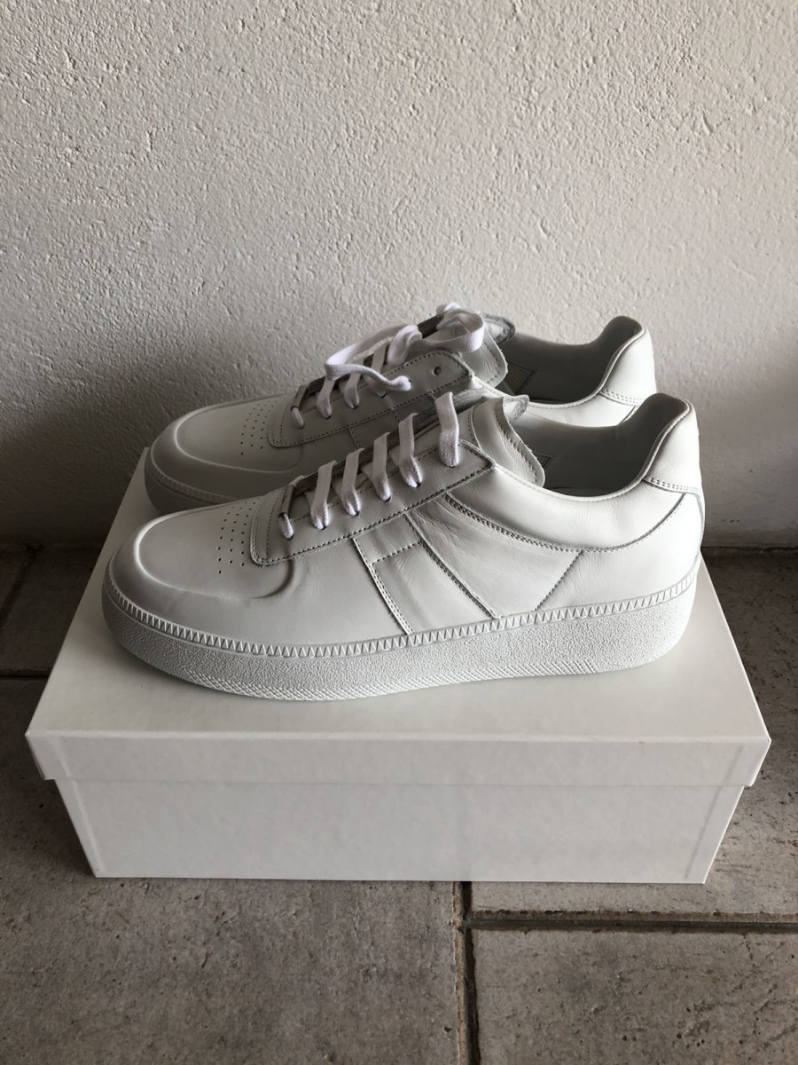 Low-Top White Sneaker - 3