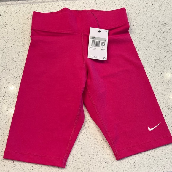 Nike Sportswear Essential
Women's Mid-Rise 10" Biker Shorts
Hot Pink XS - 2