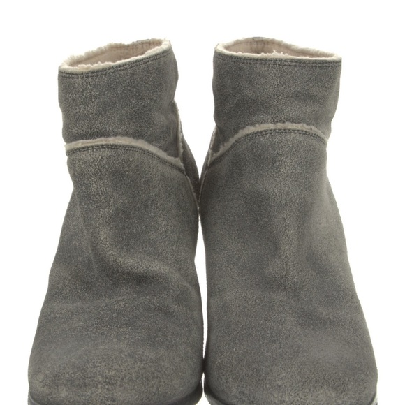 CHANEL interlocking CC shearling lined boots - 2