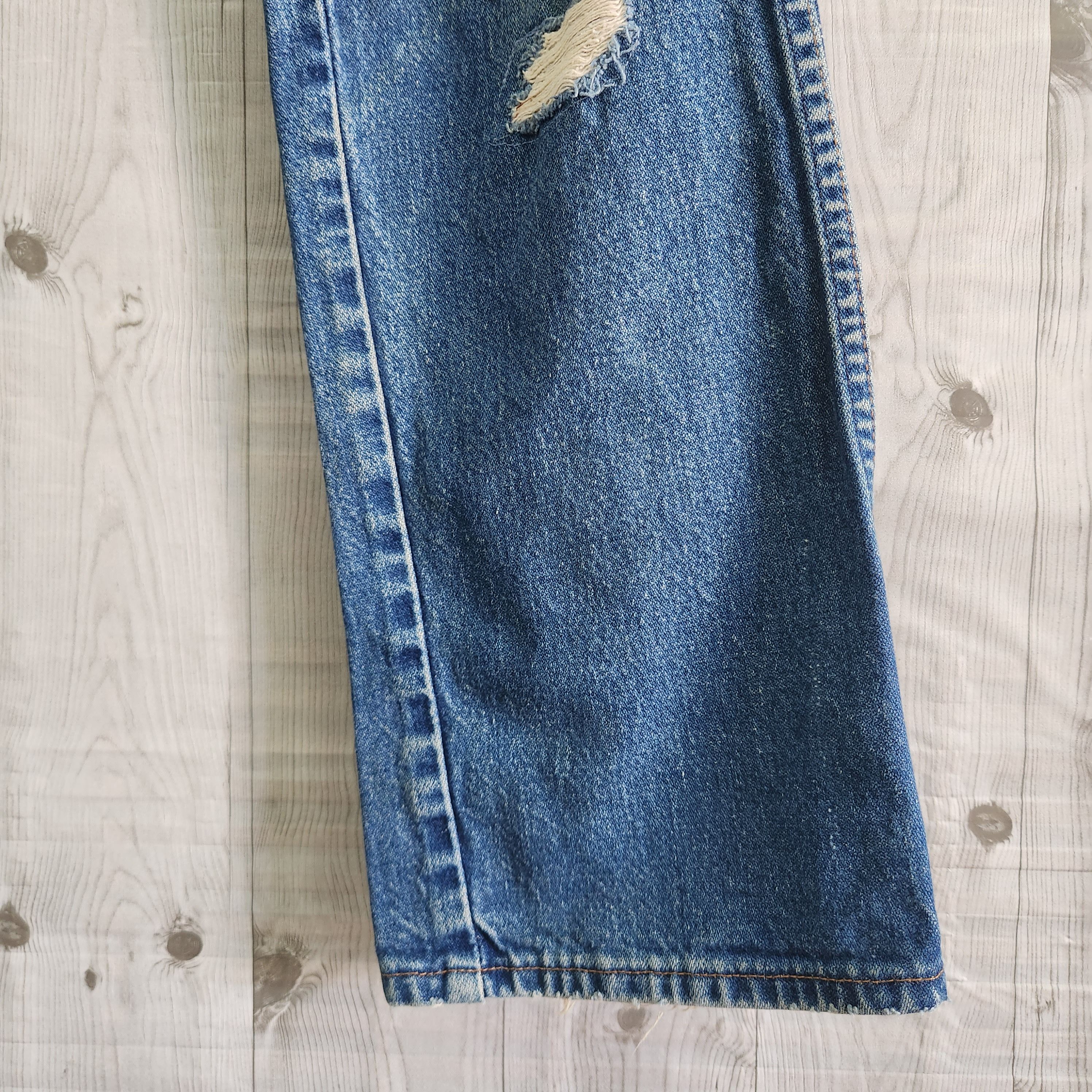 Distressed Denim Wrangler Straight Cut - 13