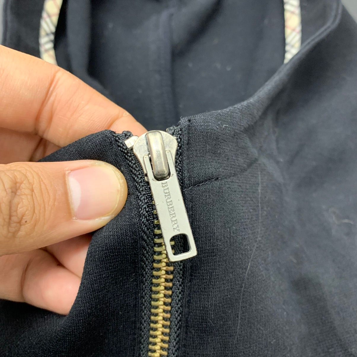 Burberry Sleveless Re attachment Hoodie - 6