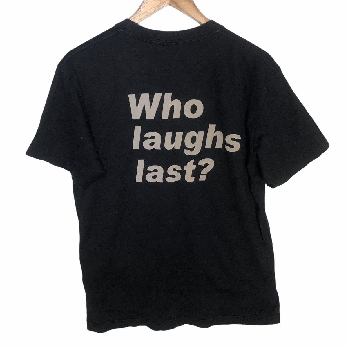 Uniqlo - Barbara kruger who laughs last black tshirt - 2