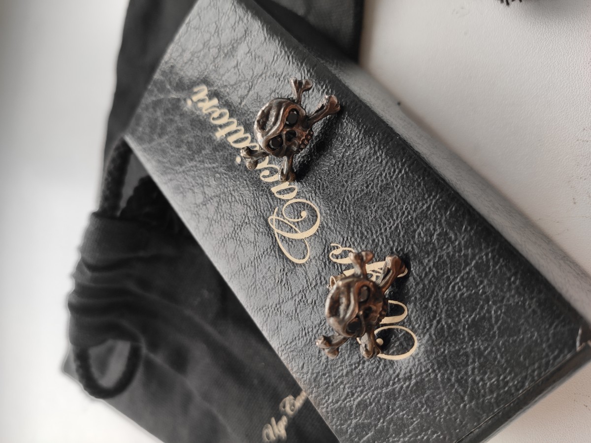 Ugo Cacciatori - Onyx + silver crossbone earrings. Like Chrome Hearts - 3
