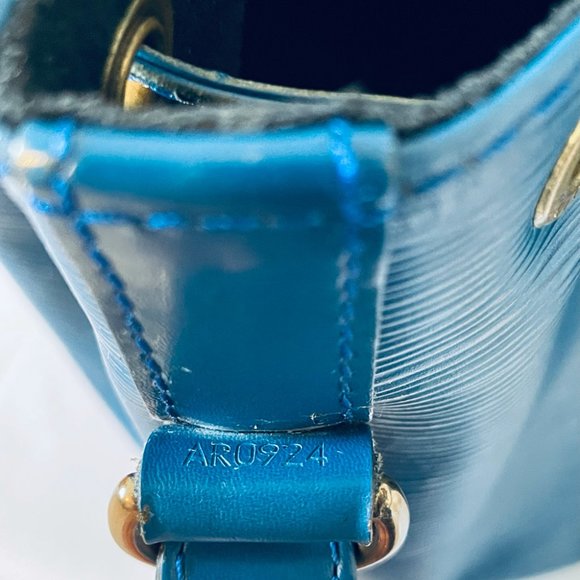 BEAUTIFUL Authentic Louis Vuitton Vintage Epi Petit Noe Shoulder Bag Toledo Blue - 16