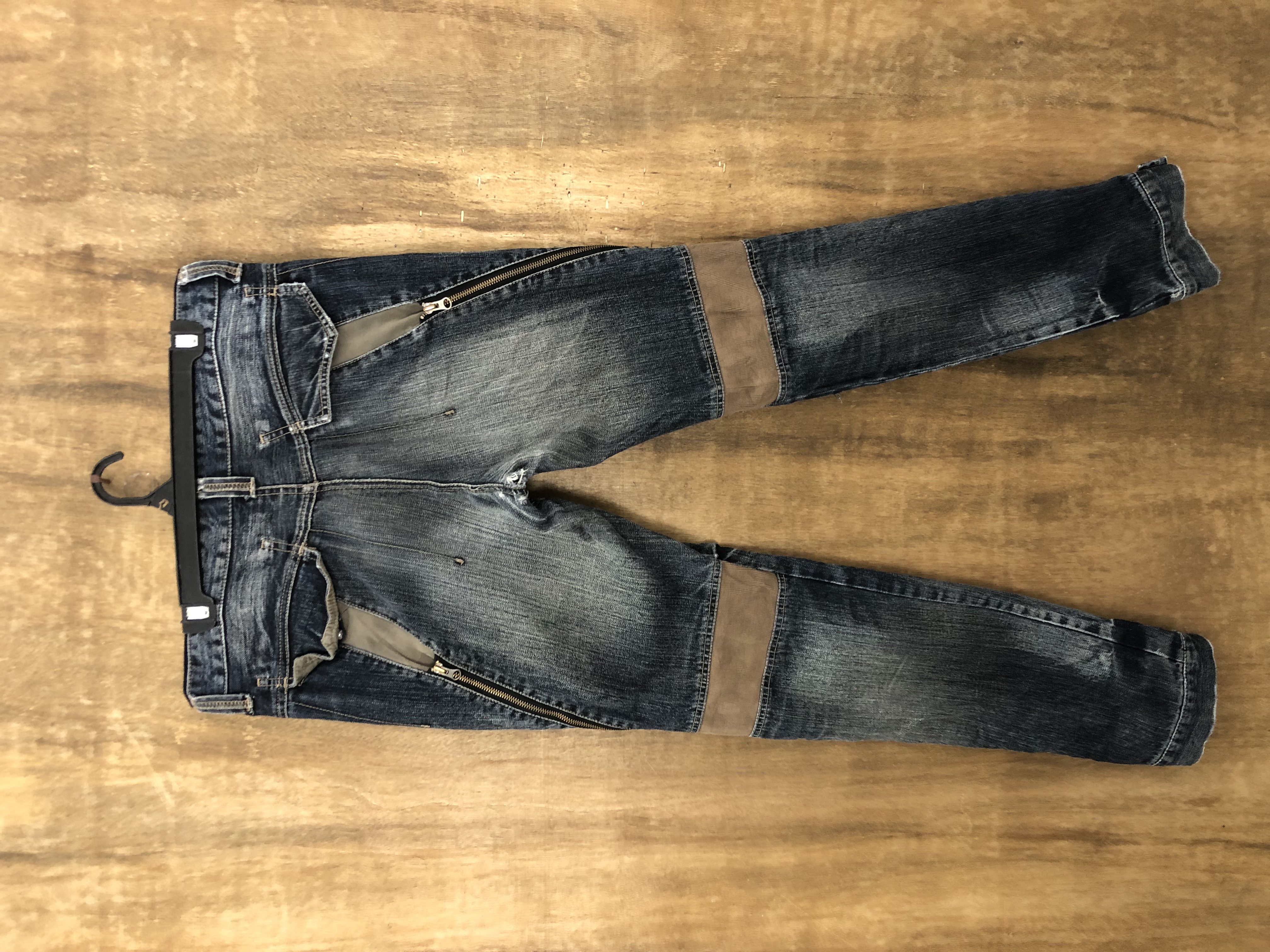 MULTIPOCKET DISTRESSED DENIM