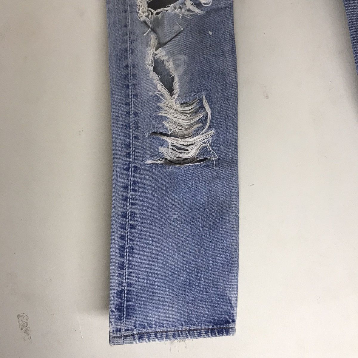 Vintage 90s Levis 501xx Distressed Denim Lightwash Cobain - 8