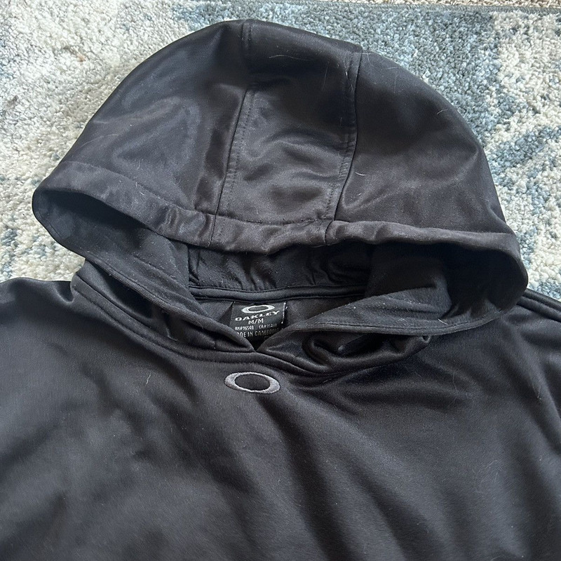 LATE 2000’s BASiC BLACK ON BLACK POLYESTER FLEECE HOODiE - 1