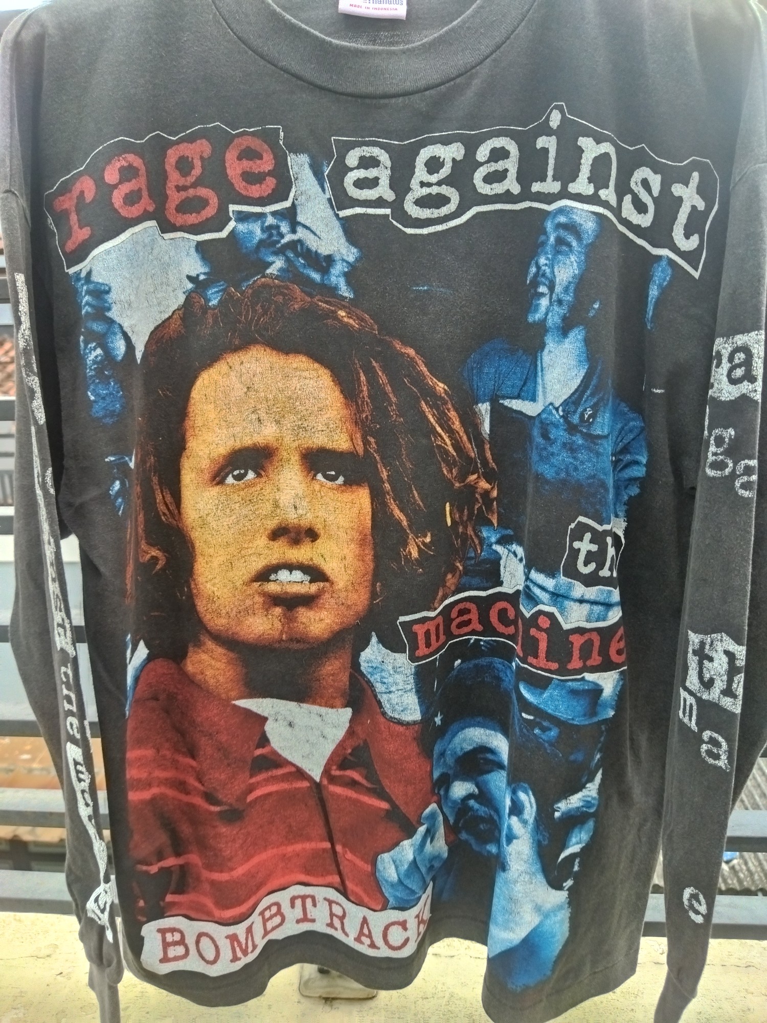 Bandtee Longsleeve
Rage Against the machine bootleg "BOMBTRACK"
Size OSFA - 3