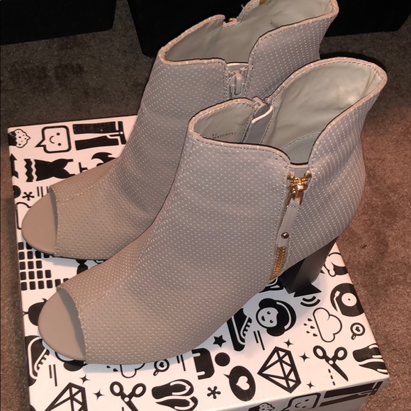 Bamboo Abbatha-13 Stone Grey Peep Toe Booties - 2