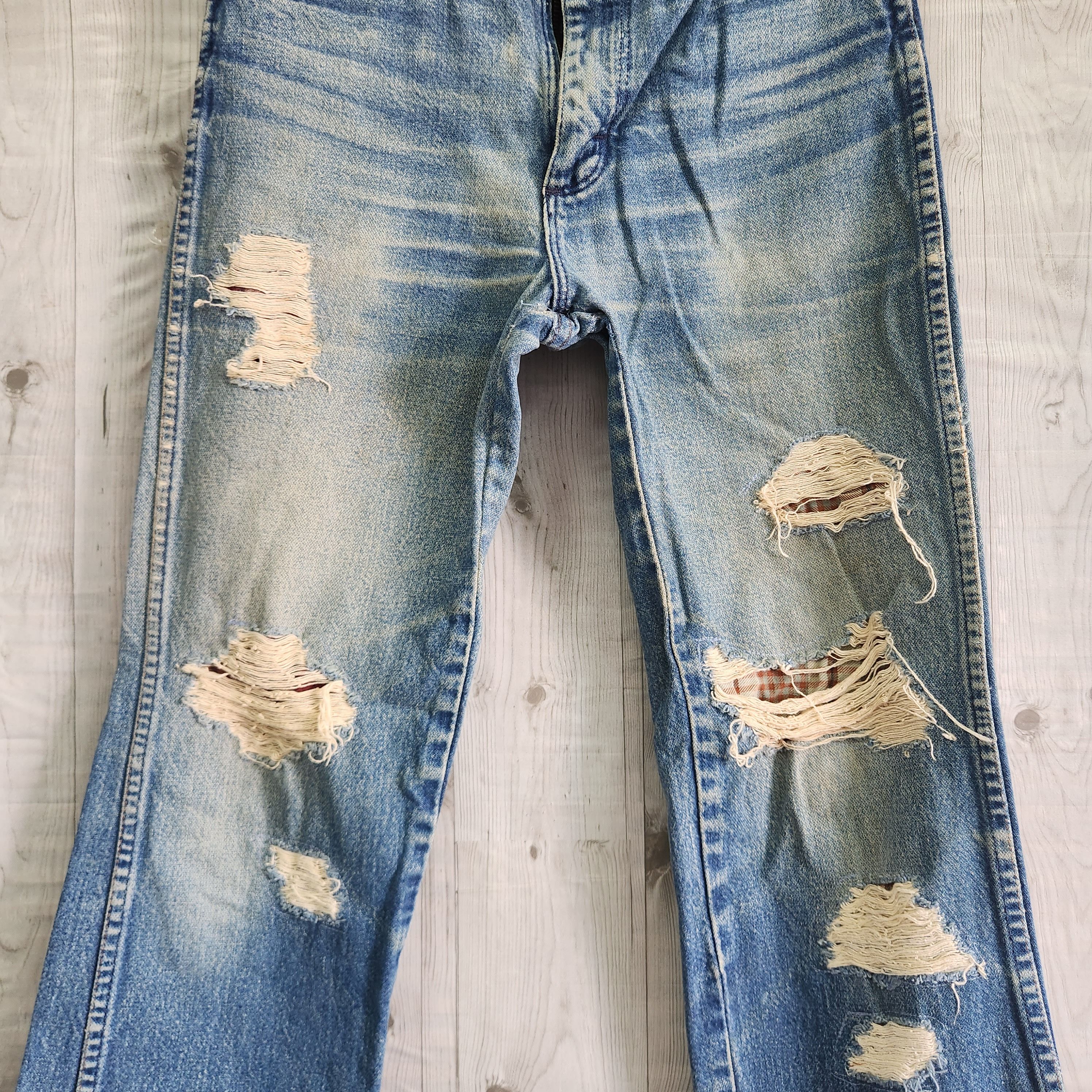 Distressed Denim Wrangler Straight Cut - 17