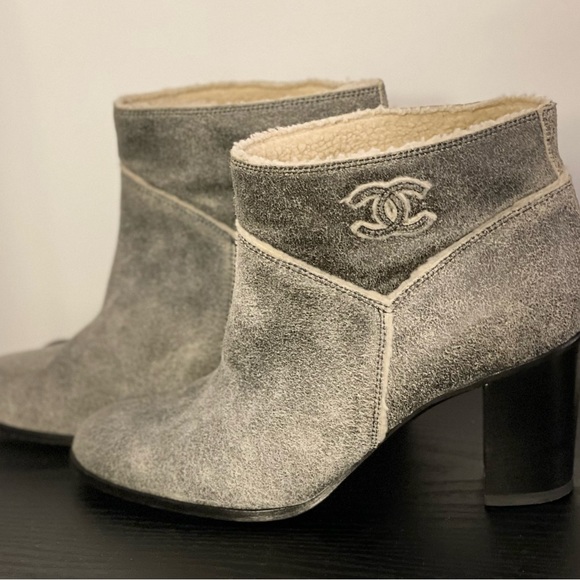 CHANEL interlocking CC shearling lined boots - 7