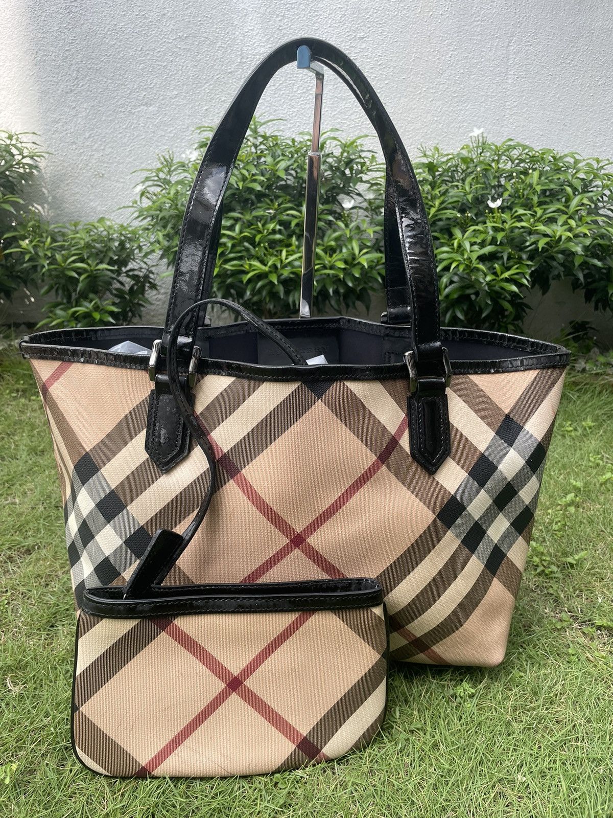 Burberry nova check tote hotsell