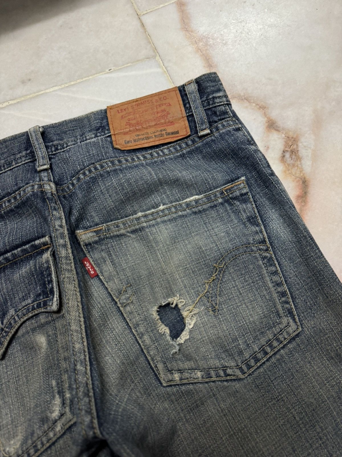 💥 90s Levis Rusty Mudwash Thrashed Distress Ripped Jean - 16