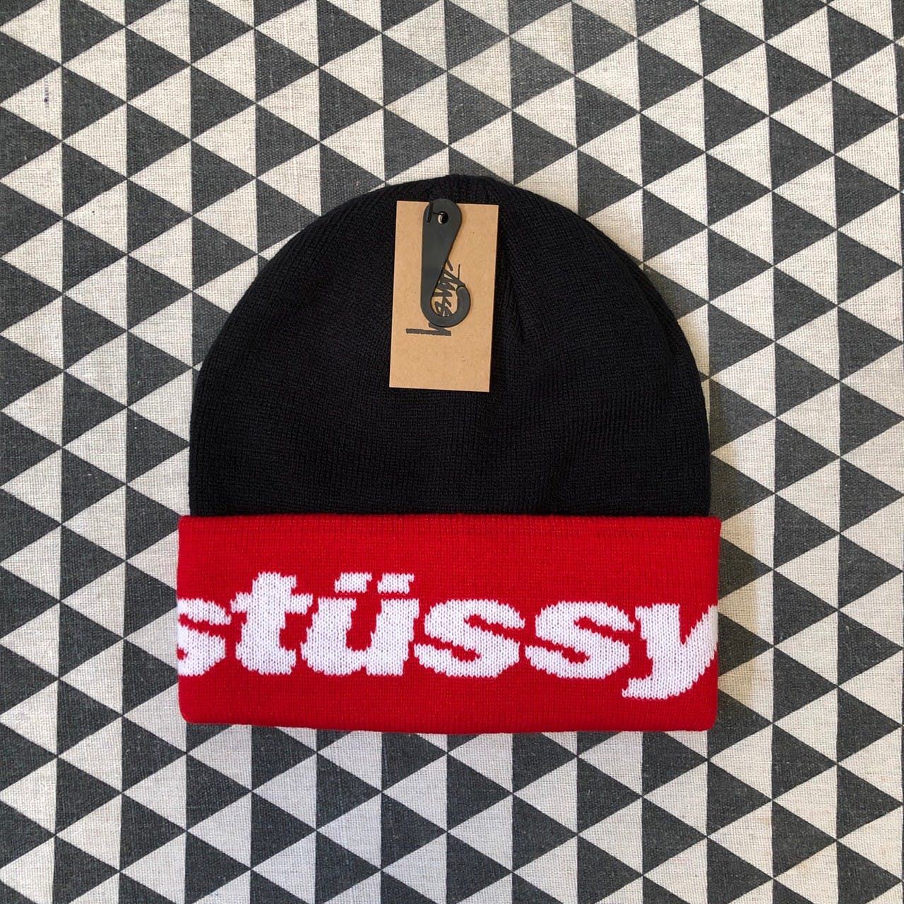 Stüssy Helvetica Jacquard Beanie Pierresadeux REVERSIBLE, 55% OFF