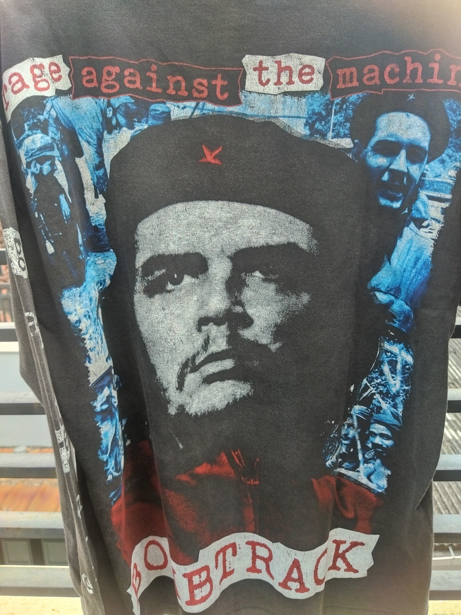 Bandtee Longsleeve
Rage Against the machine bootleg "BOMBTRACK"
Size OSFA - 4