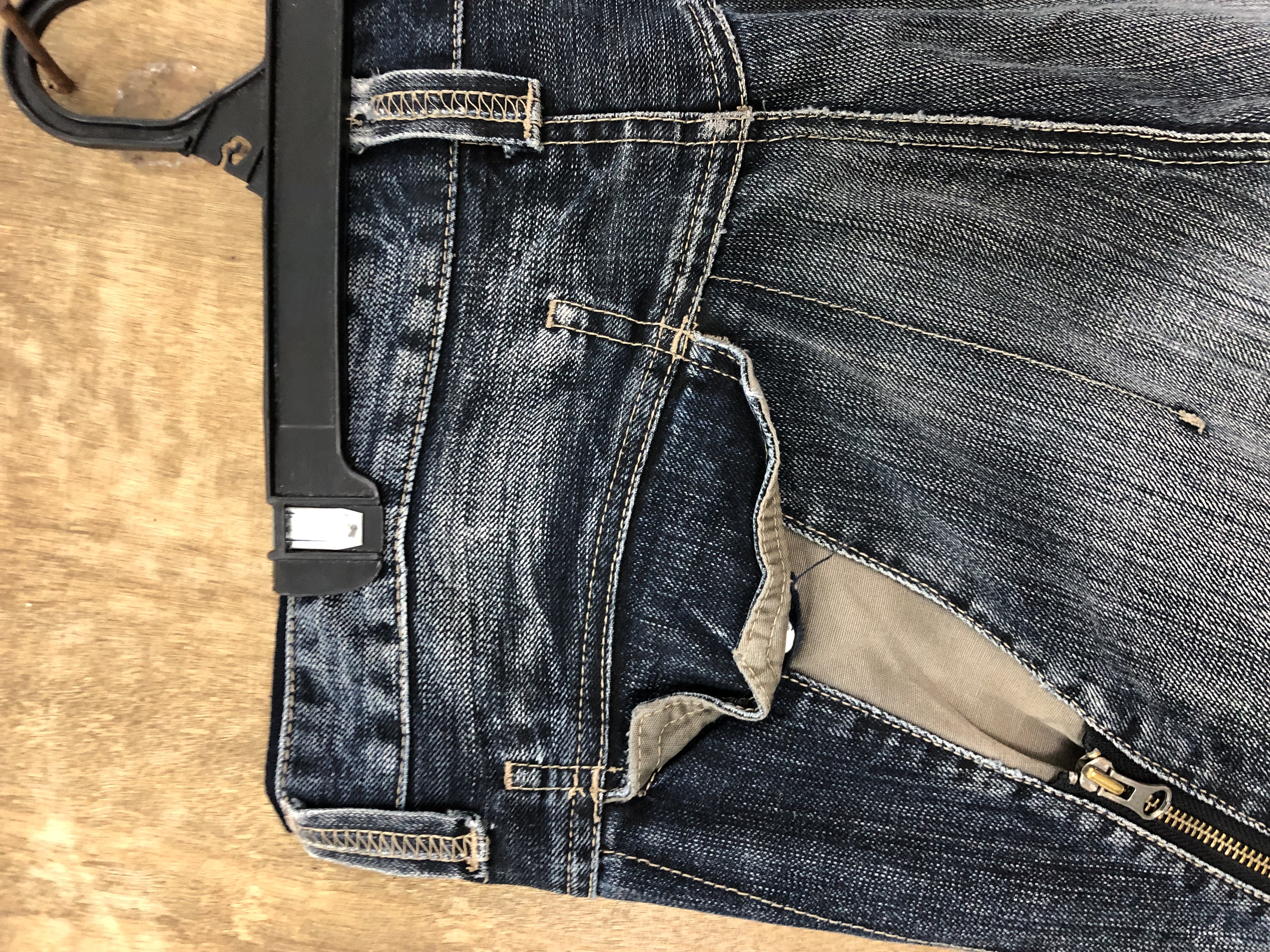 MULTIPOCKET DISTRESSED DENIM