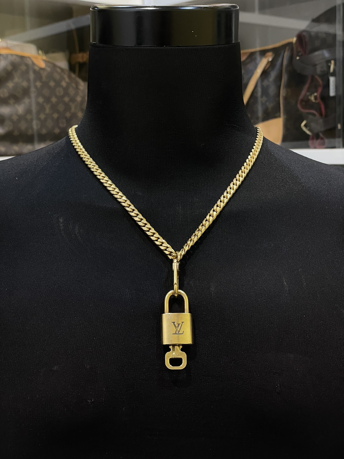 Louis Vuitton padlock / key / chain gold - 1