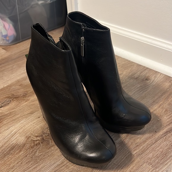 Dolce Vita Ori Black Leather Stacked Platform Booties - 11