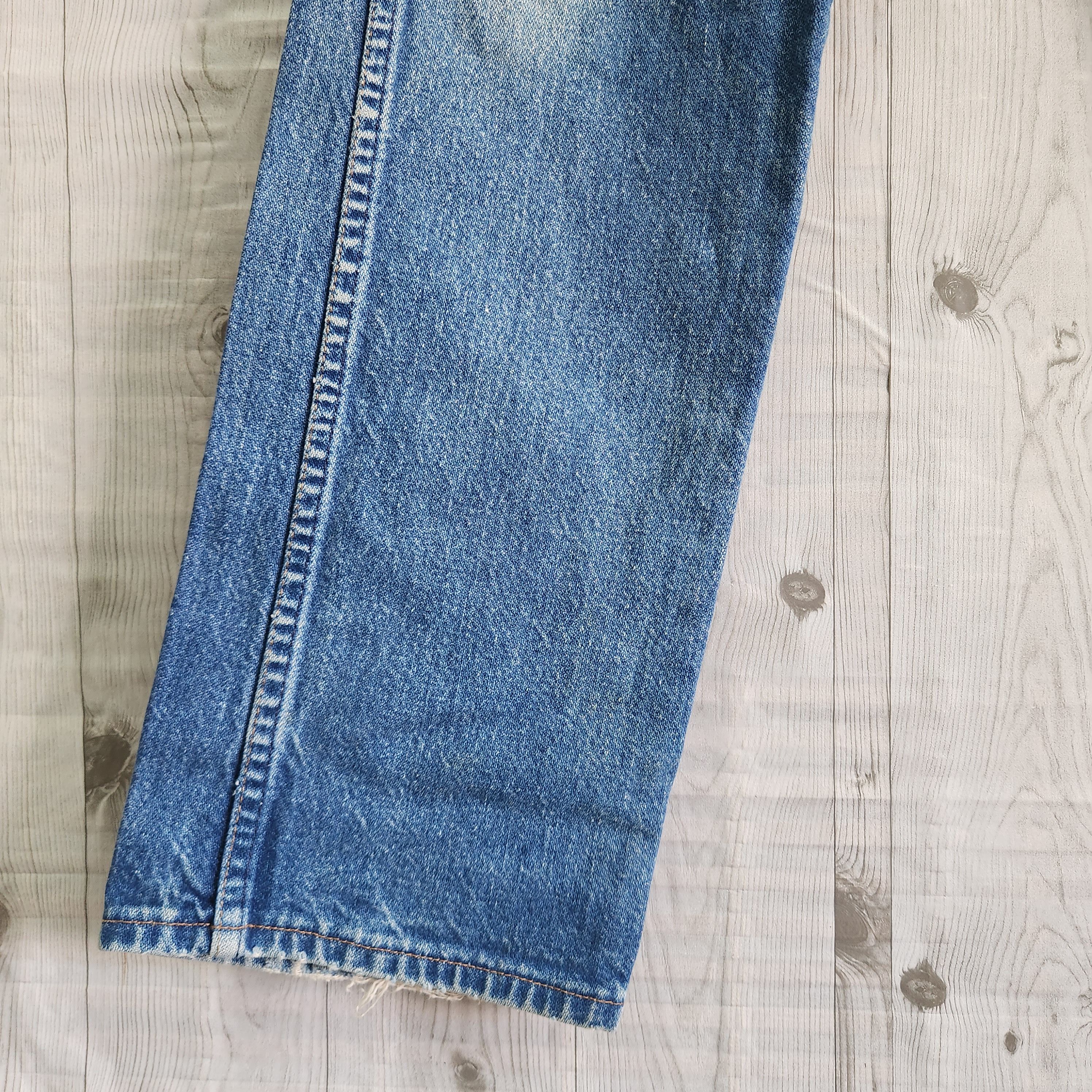 Distressed Denim Wrangler Straight Cut - 14