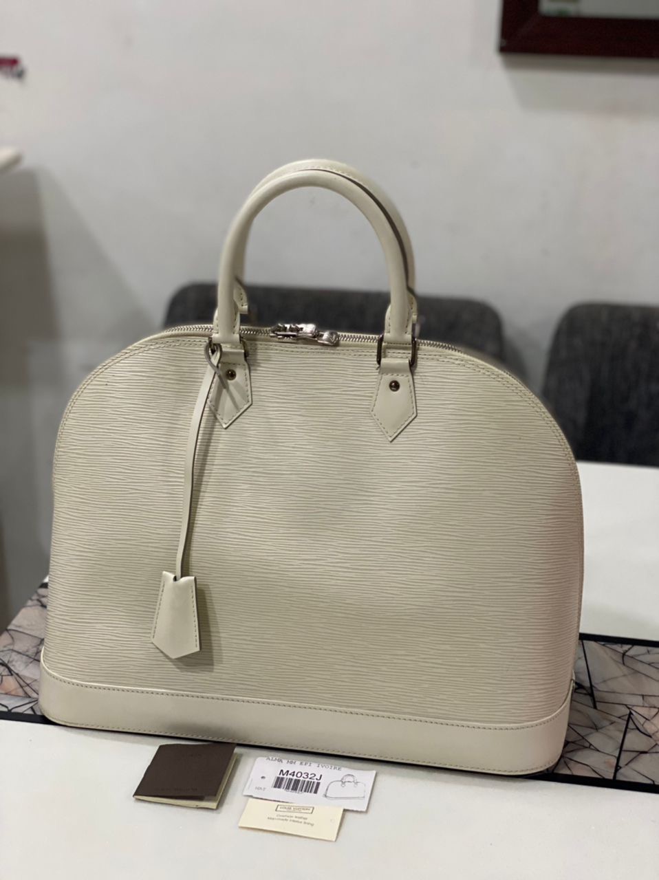 Authentic LOUIS VUITTON Alma MM Epi - 2