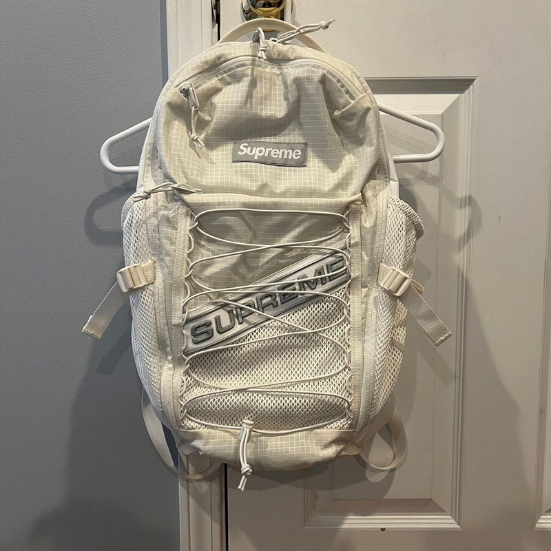 Supreme Supreme Logo Backpack FW23 White | vc4tkwbkvn | REVERSIBLE