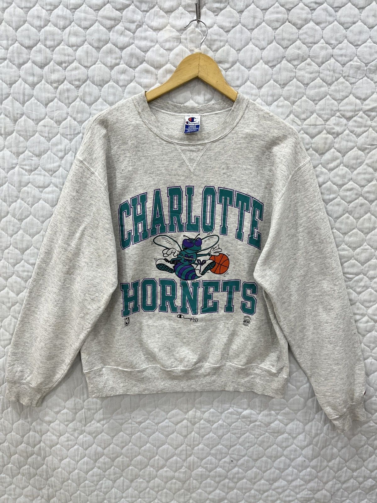 (Eeee).🔥🔥🔥STEALS VINTAGE CHAMPION NBA CHARLOTTE HORNETS - 1