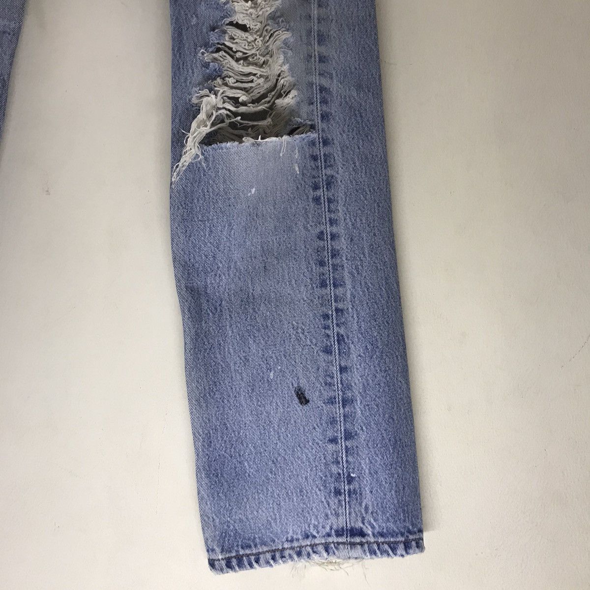 Vintage 90s Levis 501xx Distressed Denim Lightwash Cobain - 9